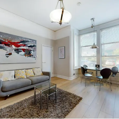 Super 1 Bedroom Flat In Hendon Near Middlesex University With Private Parking